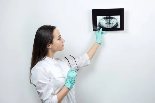 Dentista Niña Con Una Bata Blanca Sostiene Una Instantánea Los —  Fotos de Stock