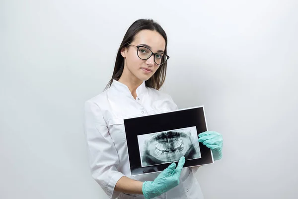 Girl Dentist White Coat Holds Snapshot Patient Teeth — Stock Photo, Image