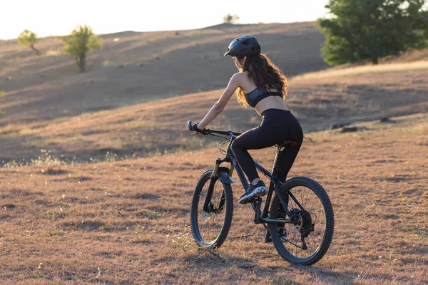 Mädchen Auf Einem Mountainbike Gelände Schönes Porträt Eines Radfahrers Bei — Stockfoto