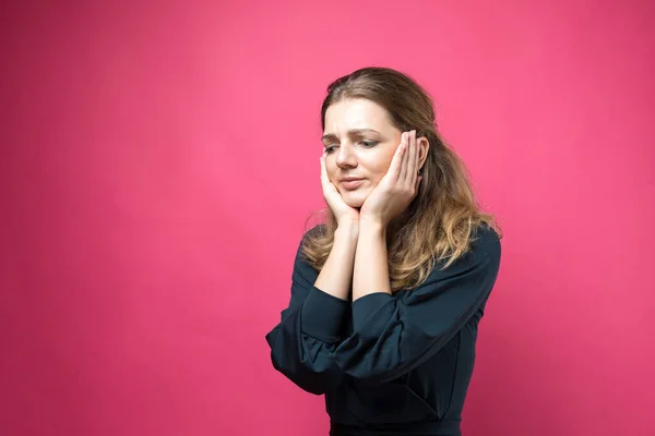 Ritratto Una Bella Ragazza Guarda Parte Con Espressione Pensierosa Sta — Foto Stock