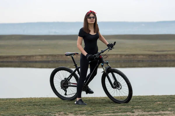 Menina Uma Bicicleta Montanha Offroad Belo Retrato Ciclista Pôr Sol — Fotografia de Stock