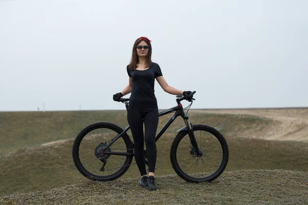 Flicka Mountainbike Offroad Vackert Porträtt Cyklist Vid Solnedgången Fitness Flicka — Stockfoto