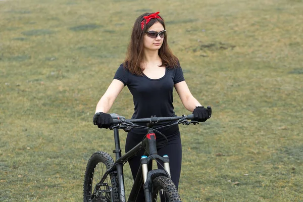 Menina Uma Bicicleta Montanha Offroad Belo Retrato Ciclista Pôr Sol — Fotografia de Stock