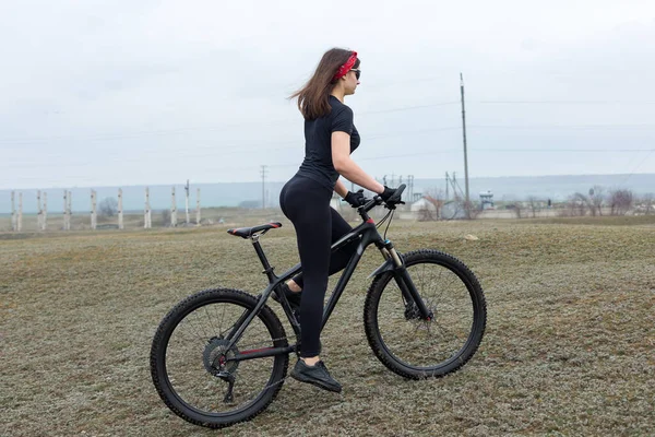 Menina Uma Bicicleta Montanha Offroad Belo Retrato Ciclista Pôr Sol — Fotografia de Stock