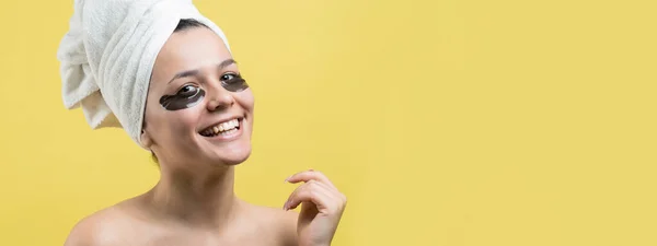 Gadis Cantik Dengan Handuk Putih Kepalanya Memakai Gel Kolagen Bawah — Stok Foto