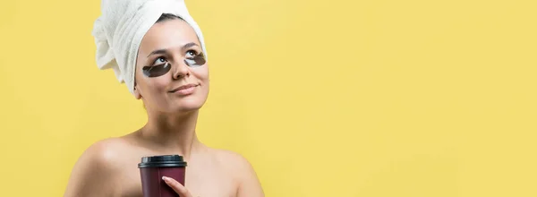 Menina Bonita Nova Uma Toalha Branca Sua Cabeça Usa Manchas — Fotografia de Stock