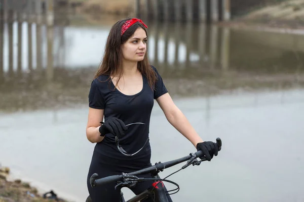 Dziewczyna Rowerze Górskim Offroad Piękny Portret Rowerzysty Deszczową Pogodę Fitness — Zdjęcie stockowe