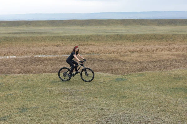 산악자전거를 산악자전거를 비오는 날씨에 자전거타는 사람의 아름다운 초상화 소녀가 스포츠에서 — 스톡 사진
