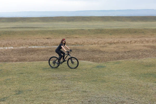 Menina Uma Bicicleta Montanha Offroad Belo Retrato Ciclista Tempo Chuvoso — Fotografia de Stock