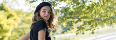 Bere içindeki kız ve etek parkta, sevimli kız portre Fransız tarzı