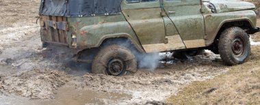 Kışın, tuzak aracın arazi her nehirden çekti Rus SUV'lar çamur rally