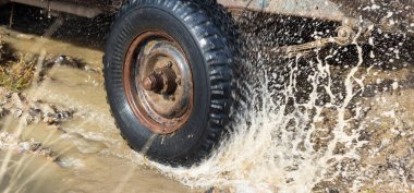 Kışın, tuzak aracın arazi her nehirden çekti Rus SUV'lar çamur rally