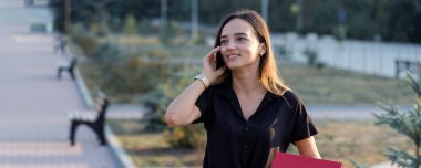 Genç bir kız parkta bir bankta oturur ve notlar alır. Serbest stil giyinmiş. İş kadını müşterilerle telefonda konuşuyor. Dinlenme ve kahve içme zamanı.