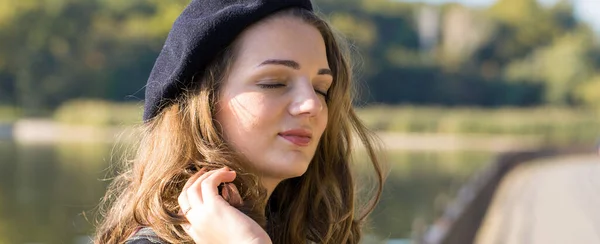 Chica Boina Falda Parque Linda Chica Retrato Estilo Francés — Foto de Stock