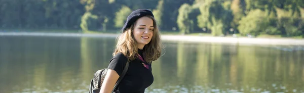 Lány Svájcisapka Szoknya Parkban Aranyos Lány Portréja Francia Stílus — Stock Fotó
