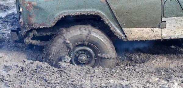 Reunião Suvs Russos Lama Inverno Veículo Todo Terreno Preso Puxado — Fotografia de Stock