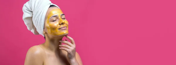 Retrato Beleza Mulher Toalha Branca Cabeça Com Máscara Nutritiva Dourada — Fotografia de Stock