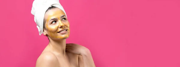 Retrato Belleza Mujer Toalla Blanca Cabeza Con Máscara Nutritiva Oro —  Fotos de Stock