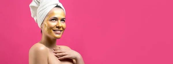 Schoonheidsportret Van Vrouw Witte Handdoek Hoofd Met Gouden Voedende Masker — Stockfoto