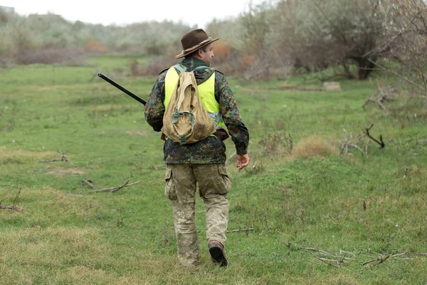 Período Caza Temporada Otoño Abierta Cazador Con Arma Sus Manos — Foto de Stock