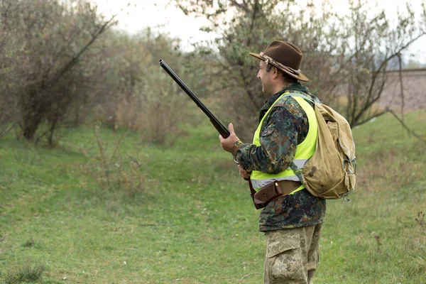 사냥하는 가을이 됩니다 속에서 트로피를 사냥꾼 남자가 무기를 견들이 경기를 — 스톡 사진