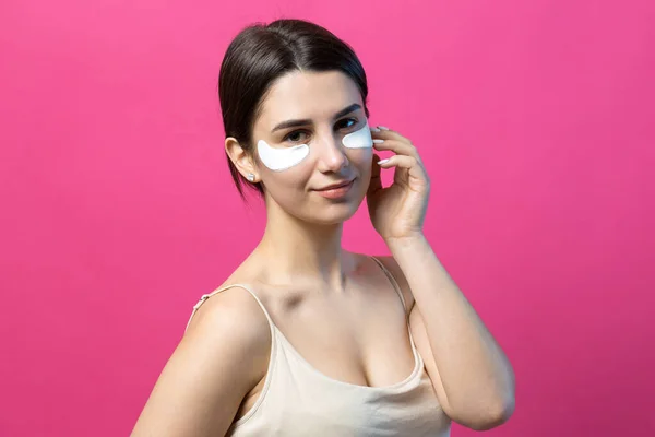 Close Retrato Menina Muito Atraente Com Ombros Nus Usando Manchas — Fotografia de Stock