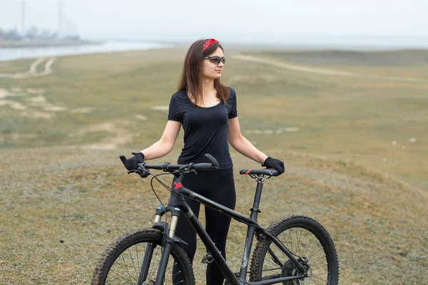 산악자전거를 산악자전거를 비오는 날씨에 자전거타는 사람의 아름다운 초상화 소녀가 스포츠에서 — 스톡 사진