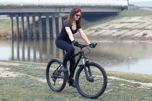 Menina Uma Bicicleta Montanha Offroad Belo Retrato Ciclista Tempo Chuvoso — Fotografia de Stock