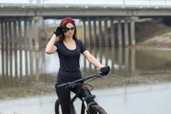 Mädchen Auf Einem Mountainbike Gelände Schönes Porträt Eines Radfahrers Bei — Stockfoto