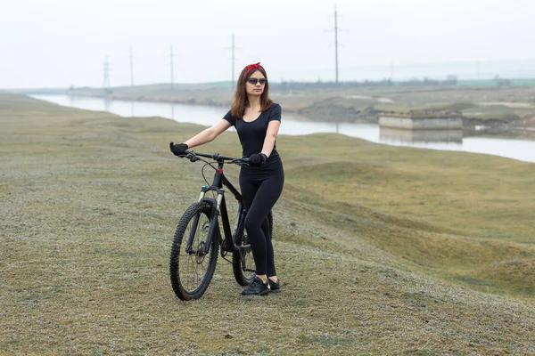 Chica Una Bicicleta Montaña Campo Abierto Hermoso Retrato Ciclista Tiempo — Foto de Stock