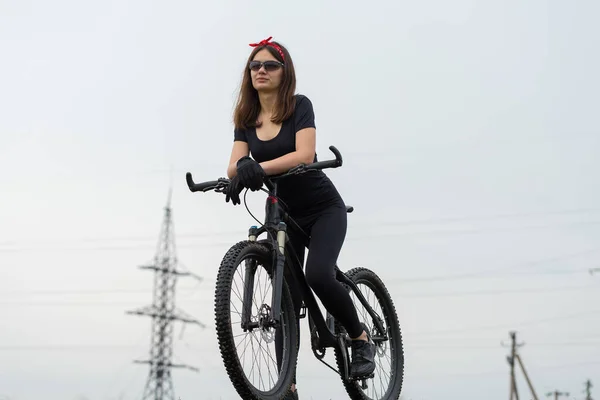 Chica Una Bicicleta Montaña Campo Abierto Hermoso Retrato Ciclista Tiempo — Foto de Stock