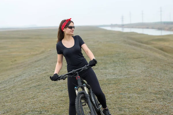 Flicka Mountainbike Offroad Vackert Porträtt Cyklist Regnigt Väder Fitness Flicka — Stockfoto