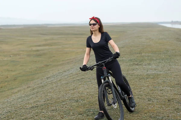 Mädchen Auf Einem Mountainbike Gelände Schönes Porträt Eines Radfahrers Bei — Stockfoto