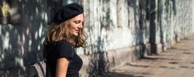 Bere içindeki kız ve etek parkta, sevimli kız portre Fransız tarzı