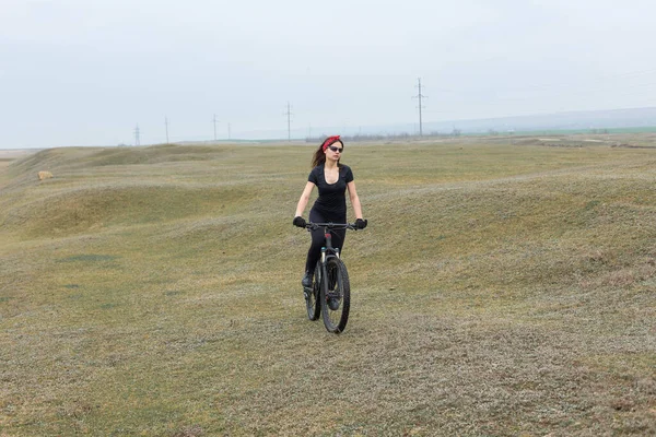 Menina Uma Bicicleta Montanha Offroad Belo Retrato Ciclista Tempo Chuvoso — Fotografia de Stock