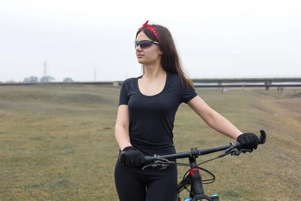 Mädchen Auf Einem Mountainbike Gelände Schönes Porträt Eines Radfahrers Bei — Stockfoto