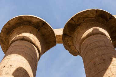 Mısır 'daki Karnak Tapınağı' nın kalıntıları (Teb). Dünyanın en büyük antik tapınak kompleksi. UNESCO Dünya Mirası.