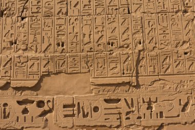 Mısır 'daki Karnak Tapınağı' nın kalıntıları (Teb). Dünyanın en büyük antik tapınak kompleksi. UNESCO Dünya Mirası.