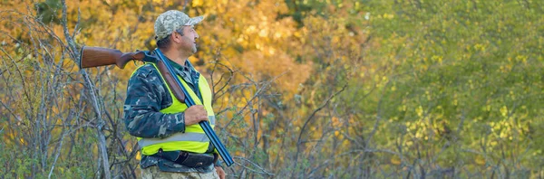 Hunter Con Arma Sus Manos Fondo Estepa Caza Faisanes Madrugada —  Fotos de Stock