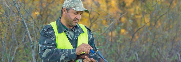 Avcı Elinde Silahla Bozkırın Arka Planında Sonbaharda Sabahın Erken Saatlerinde — Stok fotoğraf