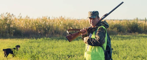 Chasseur Avec Pistolet Dans Les Mains Sur Fond Steppe Chasse — Photo