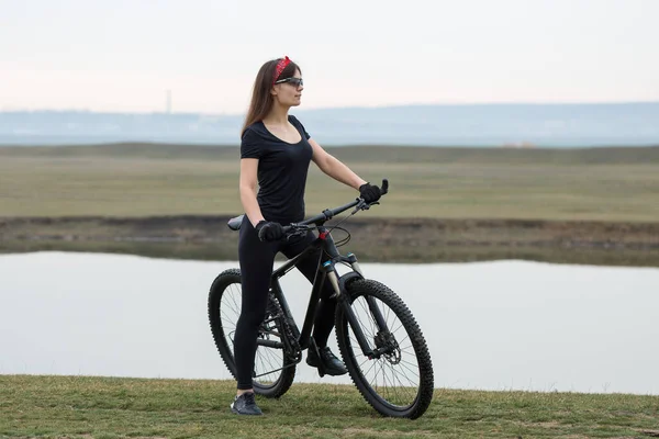 Flicka Mountainbike Offroad Vackert Porträtt Cyklist Regnigt Väder Fitness Flicka — Stockfoto