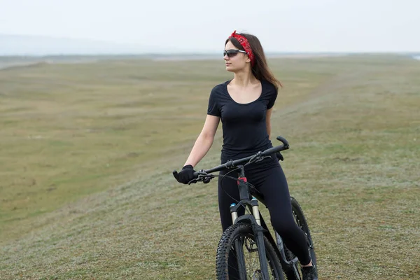 Mädchen Auf Einem Mountainbike Gelände Schönes Porträt Eines Radfahrers Bei — Stockfoto