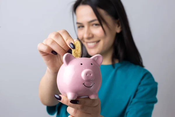 Chica Tiene Una Alcancía Rosa Una Moneda Sus Manos Concepto — Foto de Stock