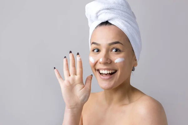 Potret Kecantikan Wanita Dengan Handuk Putih Kepala Menerapkan Krim Wajah — Stok Foto