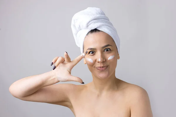 Retrato Beleza Mulher Toalha Branca Cabeça Aplica Creme Para Rosto — Fotografia de Stock