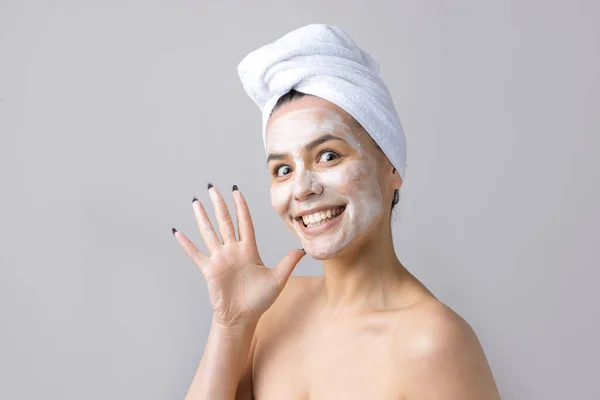 Schoonheidsportret Van Vrouw Witte Handdoek Het Hoofd Brengt Crème Aan — Stockfoto