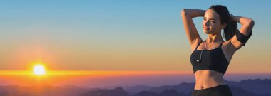 Spor giyimli, yılan derisi baskılı genç ve zayıf bir atletik kız bir takım egzersizler yapıyor. Fitness ve sağlıklı yaşam tarzı.