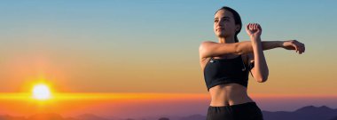 Spor giyimli, yılan derisi baskılı genç ve zayıf bir atletik kız bir takım egzersizler yapıyor. Fitness ve sağlıklı yaşam tarzı.