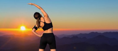 Spor giyimli, yılan derisi baskılı genç ve zayıf bir atletik kız bir takım egzersizler yapıyor. Fitness ve sağlıklı yaşam tarzı.